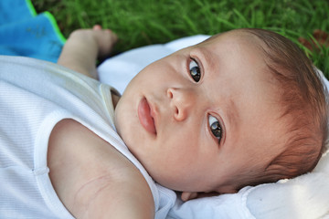 Retrato de un hermoso bebe feliz sonriente.
