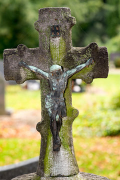 altes Steinkreuz mit Jesus