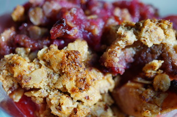 Vegan apple and berry crumble