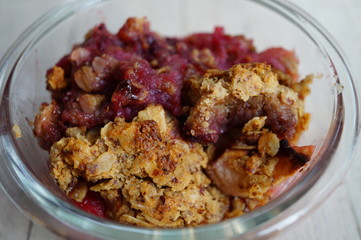 Vegan apple and berry crumble