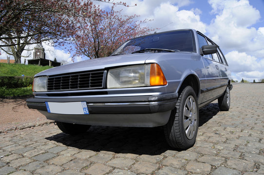 Peugeot 305