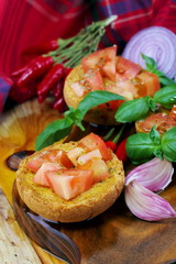 Bruschetta italiana con aglio , cipolla , basilico e peperoncino