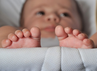 Detalles de los pies de un bebe recostado en el coche.