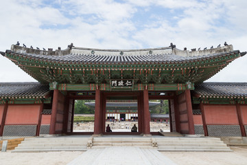 Obraz premium Injeongmun Gate at the Changdeokgung Palace in Seoul, South Korea, viewed from the front.