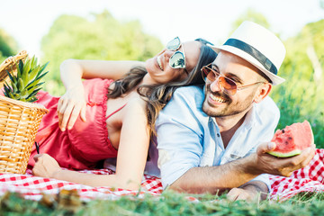 Happy couple on a picnic - obrazy, fototapety, plakaty
