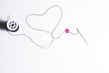 corazón hilo aguja botón 