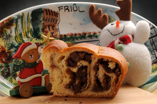 Plen come une gubane Gubana Gubanca Cucina friulana Vall&eacute;e du Natisone , province d'Udine , Frioul-V&eacute;n&eacute;tie julienne Friaulische K&uuml;che Valli del Natisone