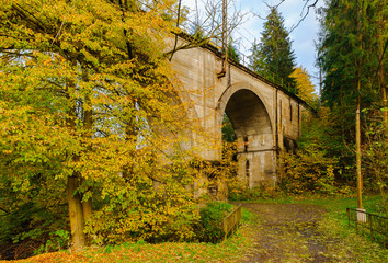 Jesienny krajobraz z wiaduktem