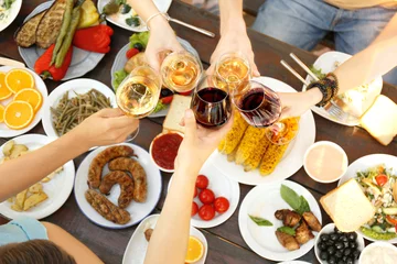 Crédence de cuisine en verre imprimé Pique-nique Friends cheering with glasses of wine on picnic