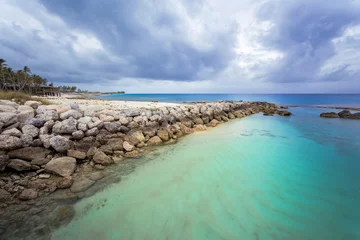 Crédence de cuisine en plexiglas Plage tropicale Caribbean beach with white sand coastline and deep blue sea, Nassau, Bahamas. Amazing lonely beach with a typical tropical cloudy day.