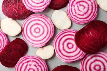 Obraz premium Fresh sliced beetroot on grey background, top view