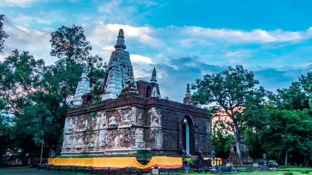 4K,Time lapse day to night, Pagoda at Ched Yod temple the most famous landmark of Chiang mai province, Thailand. (Camera Zoom Out)