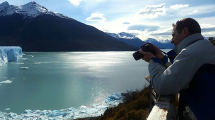 Revisando fotografías frente al glaciar Perito Moreno