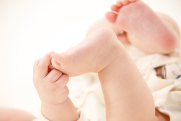 Fototapeta na wymiar 赤ちゃんの手足