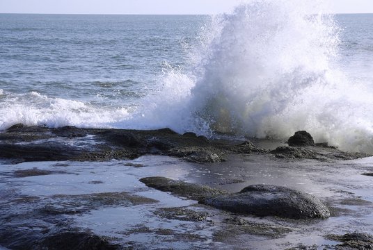 岩に打ち付ける波