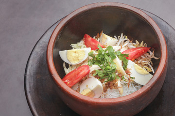 Top view of rice noodles with vegetables and eggs
