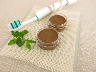 Selbst gemachte Zahnpasta aus Kokosöl, Heilerde Pulver und Pfefferminzöl