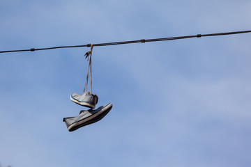 im Kabel hängende Schuhe