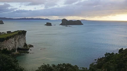 Zelfklevend Fotobehang The coastline on the Coromandel Peninsula at Cathedral Cove on New Zealand's north island. © wetraveltolive