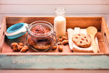 Cookies und Milch mit Liebe angerichtet