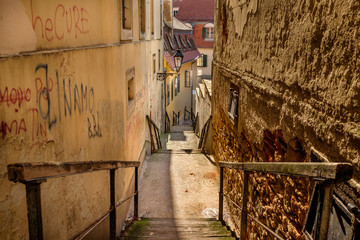 Via storca di Zagabria, città alta. Via stretta. Scale in legno, case vecchie. Croazia