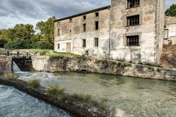 Fototapeta na wymiar Le Canal du Midi vers Carcassonne