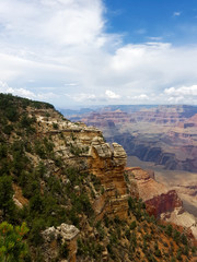 Fototapeta na wymiar Blick in den Grand Canyon-Arizona mit Menschen auf einer Aussichtsplattform