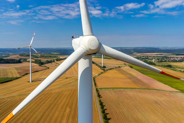 Luftbild und Nahaufnahme einer Windenergieanlage