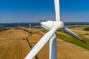 Luftbild und Nahaufnahme einer Windenergieanlage