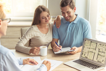 Fototapeta premium Couple visiting realtor