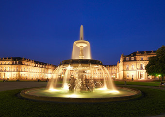 Schloßplatz Stuttgart mit Springbrunnen - neues Schloss Stuttgart bei Abenddämmerung