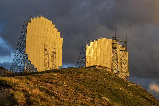 Radar base abbandonata durante il tramonto