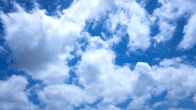 Blauer Himmel mit Quellwolken - Zeitraffer