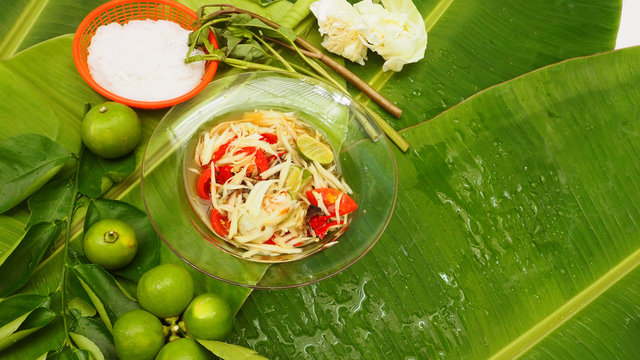 Papaya Salad and rice noodle on banana leaf