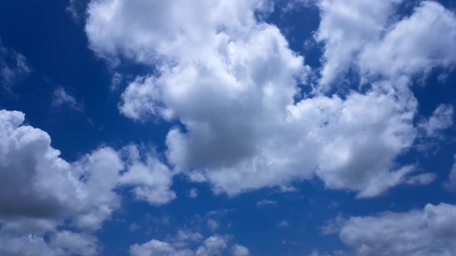 Blauer Himmel mit Quellwolken - Zeitraffer