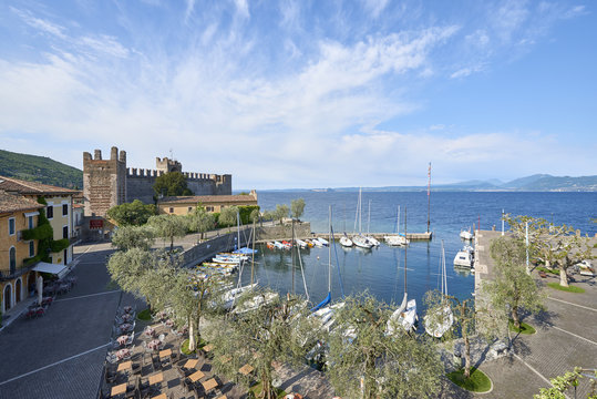 Gardasee, Torri del Benaco, Hafen und Burg, 039144