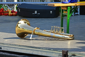 Tuba auf einer Bühne liegend