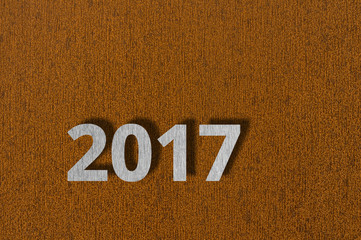 Laserschneiden 2017 Jahreswechsel als Zahl aus Edelstahl auf Eisenblech mit Rost - 2017 New Year as a number of stainless steel on iron sheet with rust as laser cutting