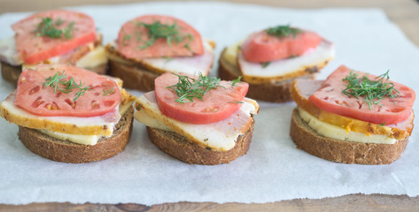 sandwiches on papers