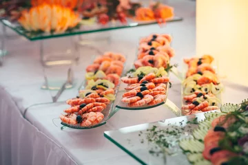 Selbstklebende Fototapeten essen hochzeit buffet catering © LElik83