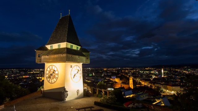 Zeitraffer Abendd&auml;mmerung am Schlossberg in Graz, Grazer Uhrturm