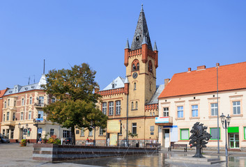 Świecie nad Wisłą - Duży rynek. Centralnie położony przy ulicy Klasztornej neogotycki budynek ratusza z 1879 roku