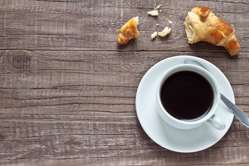Frühstück mit Kaffee und Croissants