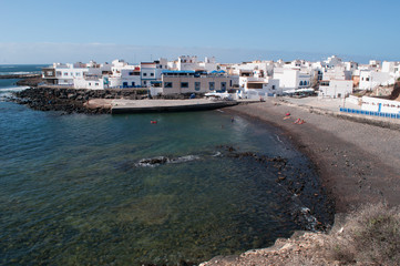 Obraz premium Fuerteventura, Isole Canarie: vista del vecchio porto di El Cotillo con le tipiche casette bianche del villaggio dei pescatori il 5 Settembre 2016