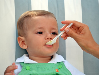 Dando de comer la papilla,compota a un bebe