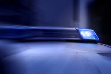 Polizeiauto mit eingeschaltetem Blaulicht