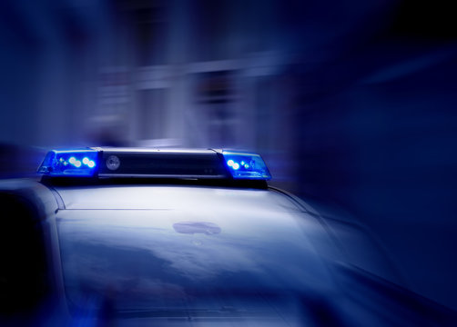 Polizeiauto mit eingeschaltetem Blaulicht