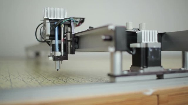 Head of laser cutting machine goes alongcrossbar