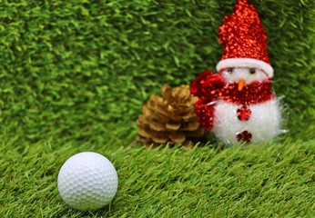 Naklejka premium golf ball on green course background idea for Christmas theme