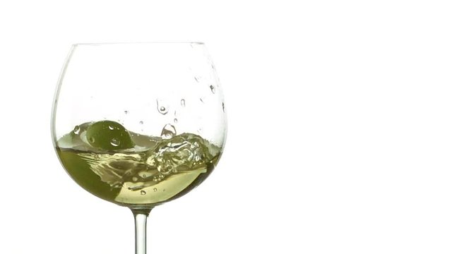 grain de raisin blanc qui tombe dans un verre de vin blanc en slow motion 500 fps